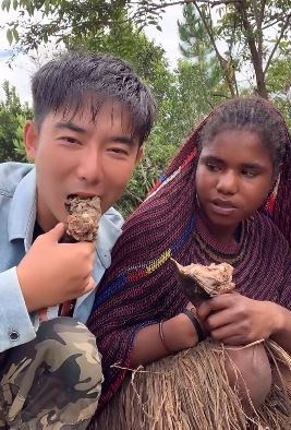 快手探险家李忆走进部落人生活  吃火烤老鼠难以下咽