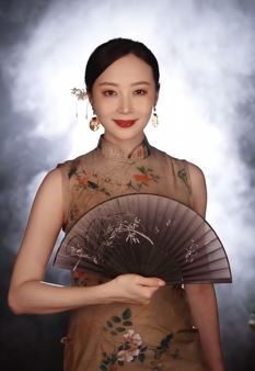 演员曲栅栅分享国风扇子变装，女人味十足！