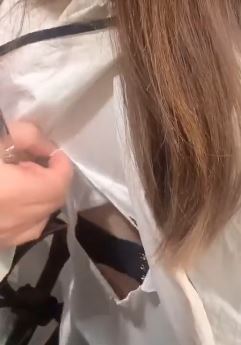 搞笑：男理发师给美女剪发不小心把衣服剪个洞，这下糗大了！