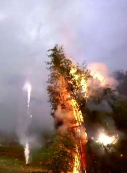 带你了解土家族习俗"赶毛狗"，搭"毛狗棚"贴上对联晚上点燃