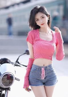 机车美女「夏夏瑾儿」性感穿搭分享与爱车随拍 网友：又在提醒我，努力搞钱