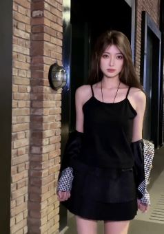 气质小姐姐「月月大小姐」性感穿搭分享街头随拍 网友:太美了,受不了