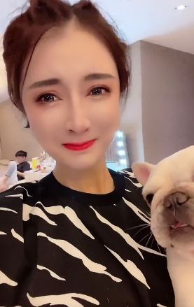 快手网红陈小硕与宠物狗亲密互动 一不小心被狗狗占便宜！