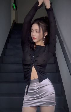 杭州小姐姐「一个大饼」楼道内秀性感穿搭,网友:要命!