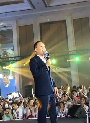 祁隆现场演唱《又见山里红》，好听至极！