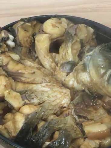 草鱼的创新做法，五花肉做辅料不放油，出锅后鱼肉嫩香，五花肉味道也不错！