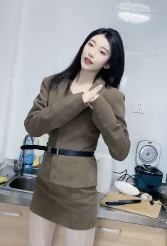 气质御姐「小张啊」穿白丝居家浅跳  网友:带你回家收压岁钱