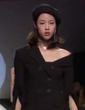 T台模特演绎不同风格的黑色穿搭,女人味十足!