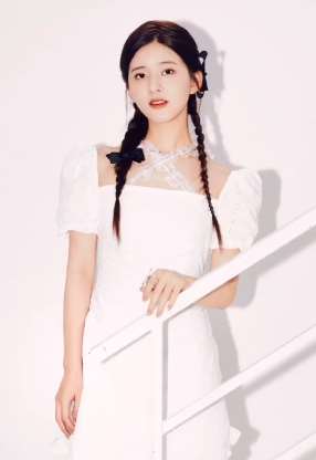 赵露思白色绑带裙造型 超可爱元气少女