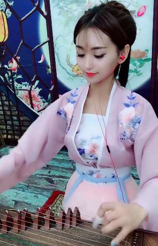 美女古筝弹奏《庐州月》，没想到如此动听！