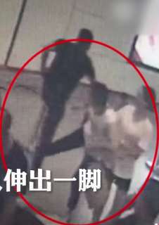 逃犯地铁站狂奔，不想被一乘客一绊后被抓