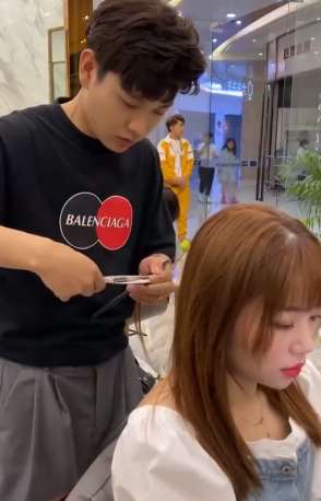 帅哥给美女剪发不小心剪断一截 用暗语求助被美女发现