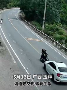 广西玉林2女子骑摩托车被撞飞倒地不起