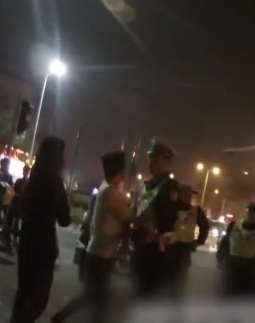 佛山一男子酒驾拒不配合执法，同车女子怒扇交警！