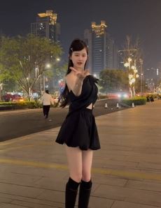网红小姐姐「小思思」黑色系穿搭夜晚户外跳舞,小姐姐衣品又见涨!