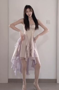 甜美小姐姐「小羊七七」穿时尚美裙居家跳桃花笑舞蹈  网友:太可爱了吧