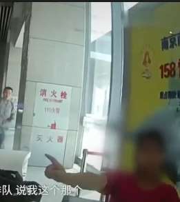 南京一女子插队买票嫌发车晚大闹火车站