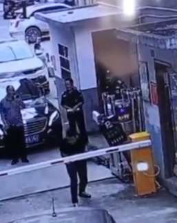 奔驰男进小区拒登记，被劝阻后弄断栏杆