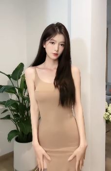 迷人小姐姐「浟千千」穿性感高开叉裙浅跳 网友:感觉至上