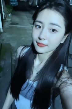 清秀小姐姐「梓涵大大」晚上回家太晚被关门外 网友:长这么好看,少出门啊!