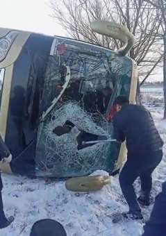 齐齐哈尔一客车因雪后路滑侧翻，村民打碎车窗解救被困人员