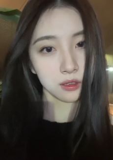 山东美女「正义梅梅」分享近距离怼脸拍，精致的五官很迷人