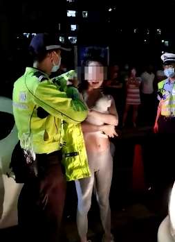 女子驾驶证被扣13分后开车被查