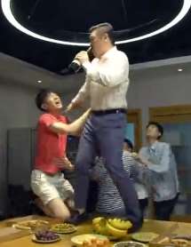 年会上贾总这82年的拉菲是给员工喝的吗？