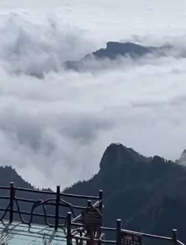 河南老君山现云海奇观 云团如海浪般流动翻滚