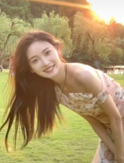 主持人金佳悦分享景区游玩vlog，笑容太治愈了