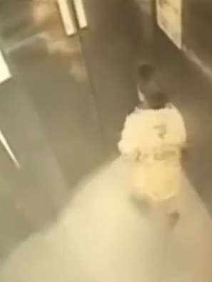 等不急上侧所？福州一外卖小哥送餐时电梯内小便！