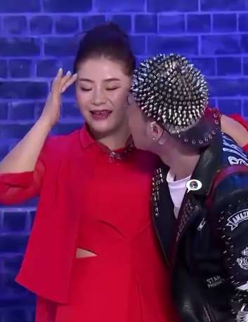 搞笑视频:豪爽女装白富美追求发小,看一次笑一次!