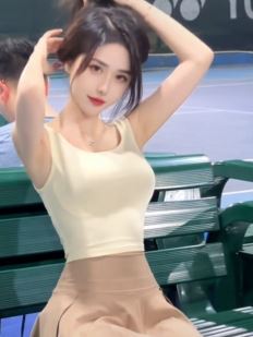 网红小姐姐「王思亿」分享网球场打球随拍 网友：阳光有气质