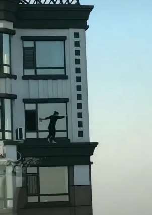 胆真大！长春一女子站31楼外无保护擦玻璃！