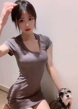 性感可爱小姐姐「梅美baby」看一眼就爱了!网友:真羡慕一旁的狗狗!