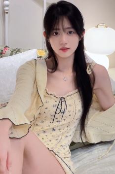 甜美小姐姐「莉亚迪小桑」纯欲穿搭分享床上随拍 网友:太诱人了