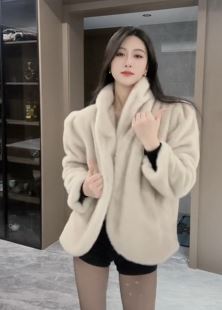 气质小姐姐「美羊羊」分享性感御姐穿搭,配文:看你怎么抵抗我!