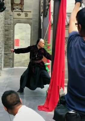 赵文卓拍戏现场：掉威严空翻不用替身，动作简直太帅了！