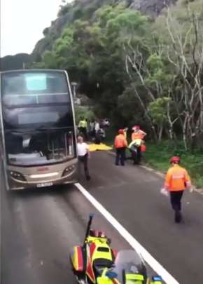 香港两辆巴士相撞，其中2人受重伤