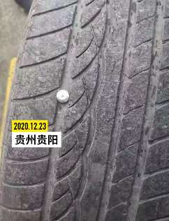 贵阳一小区私家车连续被扎胎，业主手写告示求饶