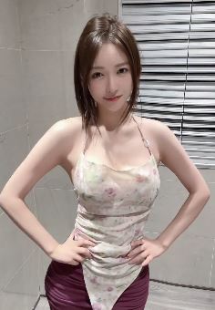 甜美小姐姐「宋曼可」穿肚兜式吊带居家浅跳 网友:美人鱼