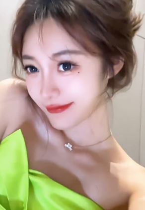 小姐姐「Sunny」画精致妆容分享日常,配文:能当壁纸吗?
