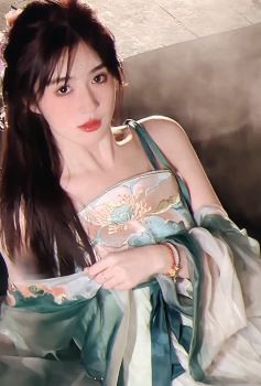 漂亮小姐姐「泇南」穿古装戏水 网友:有一股涩涩的清纯美