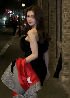 迷人小姐姐「穆木」穿抹胸小黑裙性感出街 网友:侧身回头那一霎那最迷人