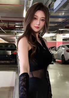 长腿小姐姐「余笙」穿黑丝分享车库随拍，这look真的很欲！
