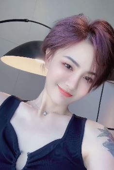 短发美女「子佩牙」小姐姐,爱打王者荣耀!喜欢可以游戏中来两回合!