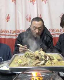 农村美食排骨炖白菜，感觉怎么像是在吃火锅！