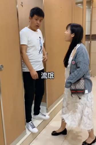 女孩走错了厕所还打人，遇到这样的女的只能认倒霉！
