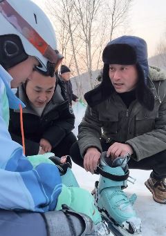网红张同学视频:滑雪初体验 网友:这雪挺好玩,就是有点磨脚后跟!
