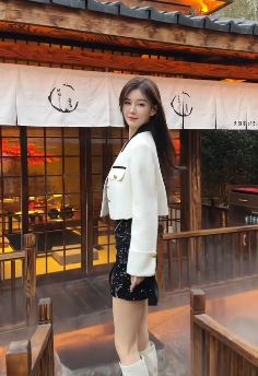 迷人小姐姐「米叮」分享出街游玩vLog,网友:芙蓉不及美人妆